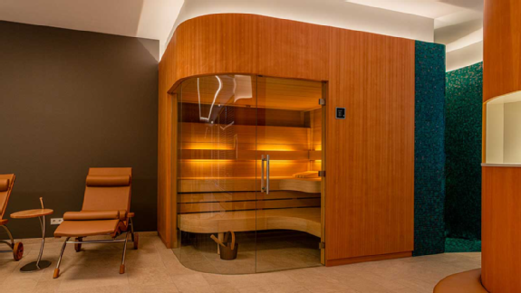 Sauna mit gebogener Glasfront und XXL Panel