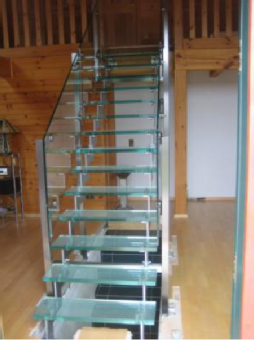 Glastreppe mit Edelstahlholmwangen