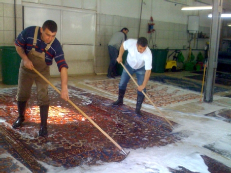 Zwei Mitarbeiter waschen einen Teppich, Mona Tex