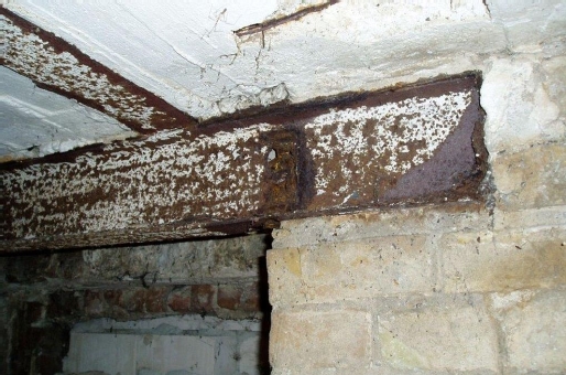 Stahlträger korrodiert im Keller