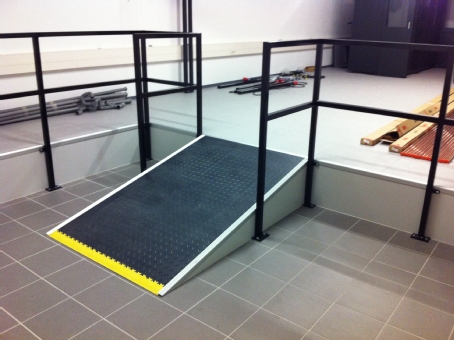 TRA Systemboden mit Rampe und Geländer