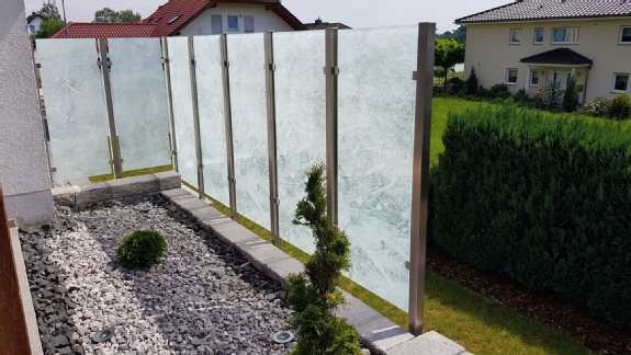 Geländer und Sichtschutz mit Glas mit Papiermuster